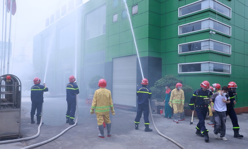 Công an quận Hồng Bàng phối hợp diễn tập phương án PCCC&CNCH tại Công ty CP Công nghiệp điện Hải Phòng